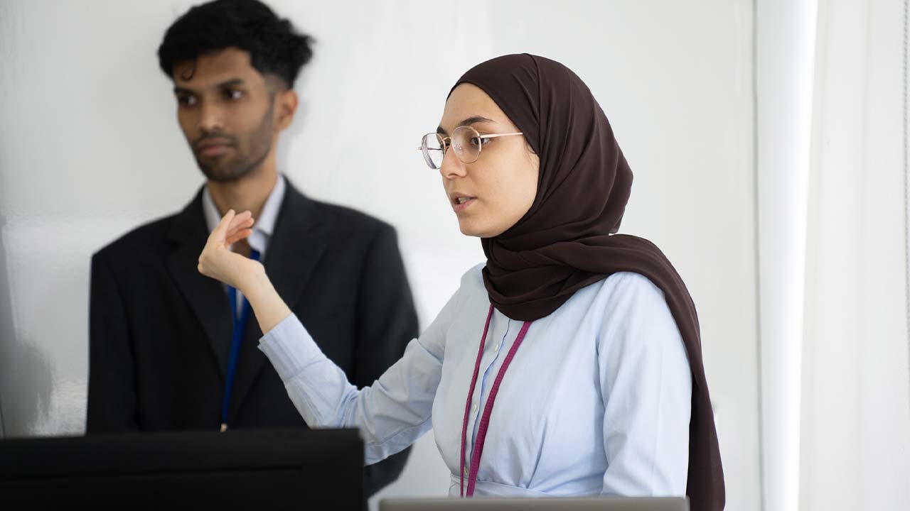 UOWD Welcomes Cambridge High School Students