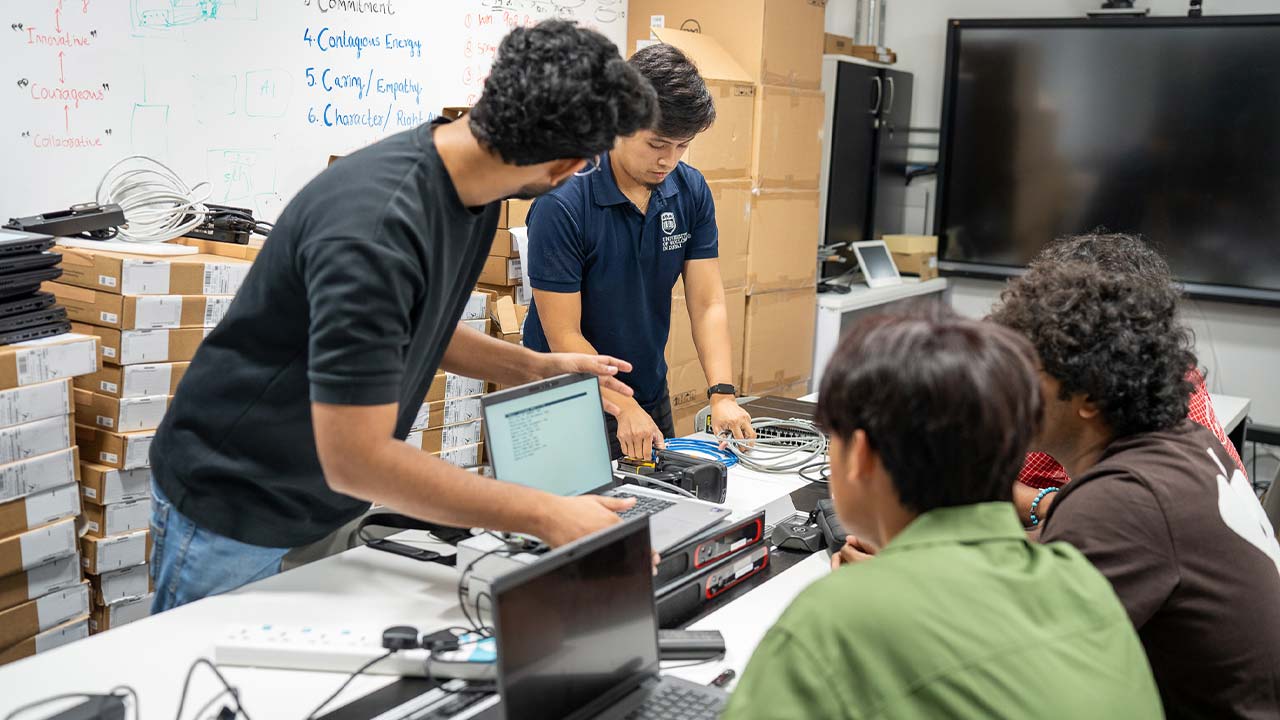 UOWD Welcomes Cambridge High School Students