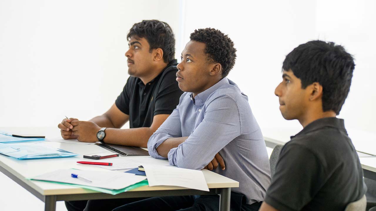 UOWD Welcomes Cambridge High School Students