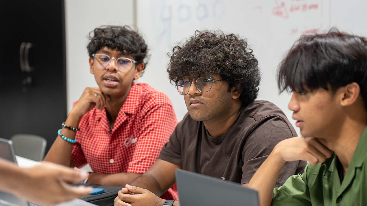 UOWD Welcomes Cambridge High School Students